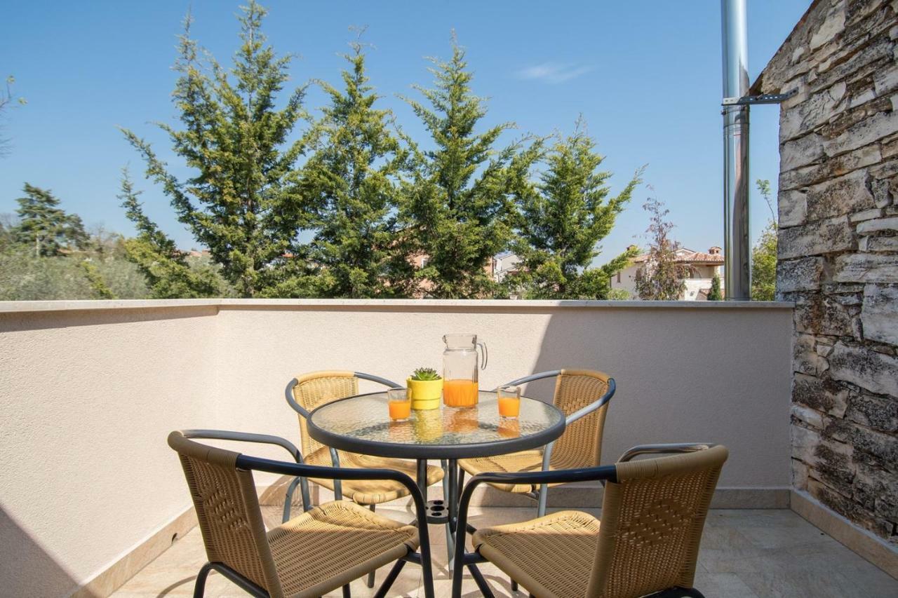 Apartment Bruneta 1 With Sea View Tar-Vabriga Luaran gambar