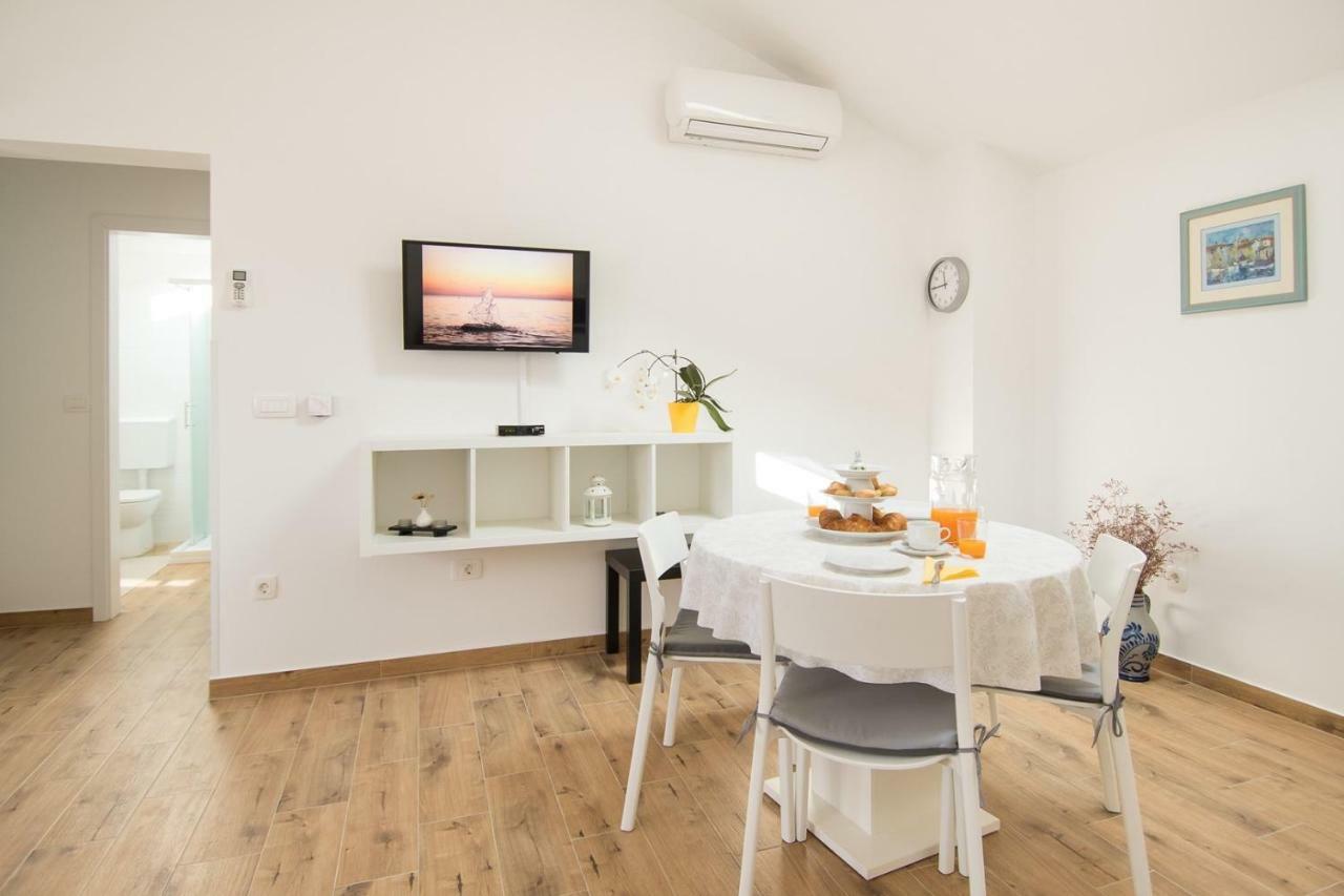 Apartment Bruneta 1 With Sea View Tar-Vabriga Luaran gambar