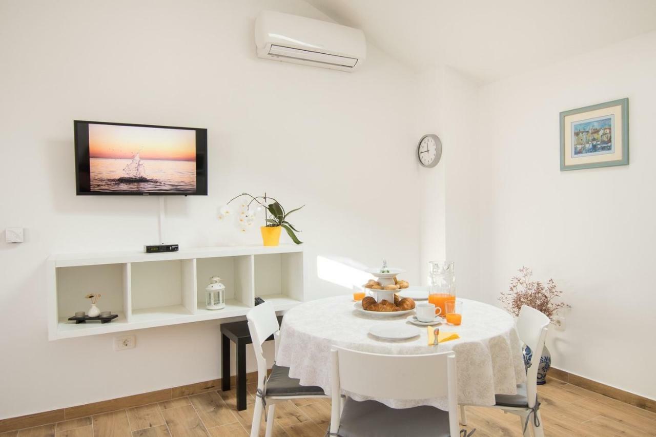 Apartment Bruneta 1 With Sea View Tar-Vabriga Luaran gambar